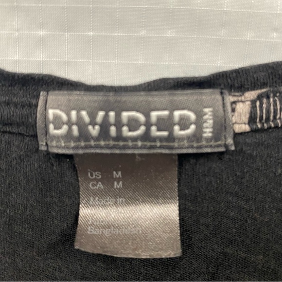 Divided Skull and Crossbones women’s tee black size Medium Skeleton Spooky - Picture 3 of 4